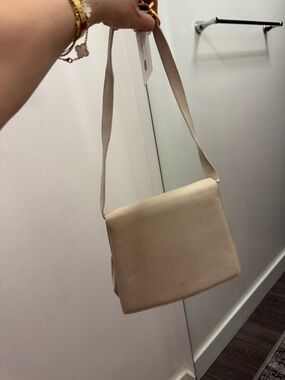 Incredible neutral Salvatore Ferragamo w/ ganchini Cream Shoulder Bag